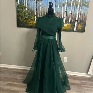 Elegant Emerald Green Long Sleeve Maxi Dress